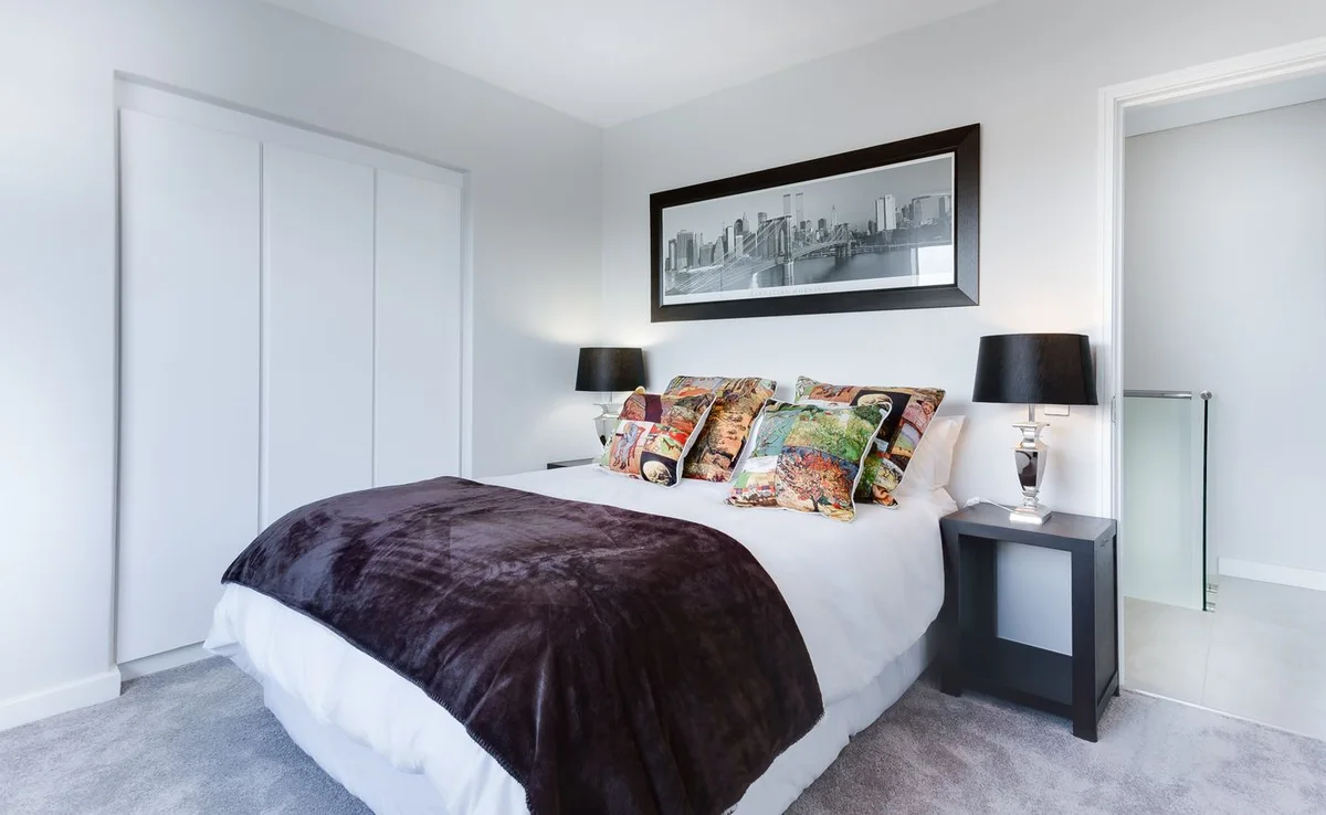 Placards et boiseries laqués en blanc satiné dans une chambre
