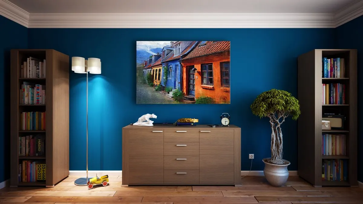 Mur d'accent bleu profond dans une pièce de vie