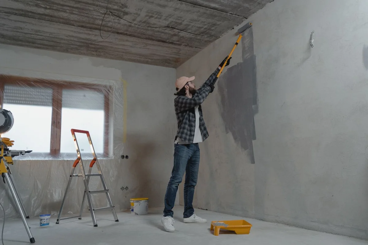 Application de sous-couche au rouleau sur un mur en préparation